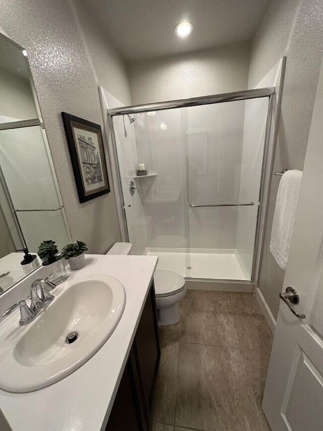 Building Photo - Gorgeous like new 4 bedroom 3 bath home located in Promontory