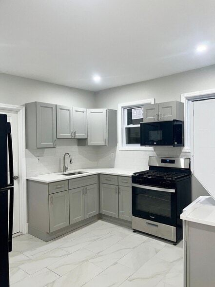 Building Photo - 364 River Dr