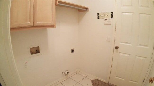 Building Photo - 2100 Silver Fox Dr