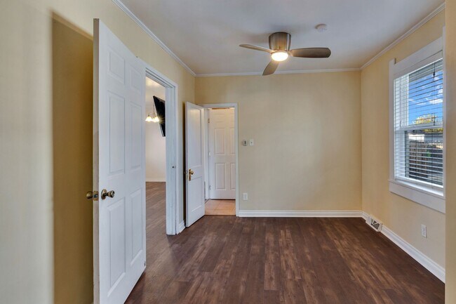 Building Photo - Charming 1924 Bungalow! 3 bedrooms and 1 b...