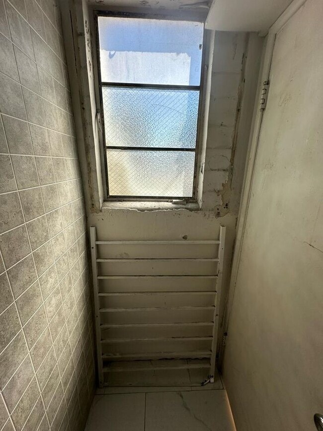 Building Photo - Commercial Unit for Rent in South Gate CA 90280