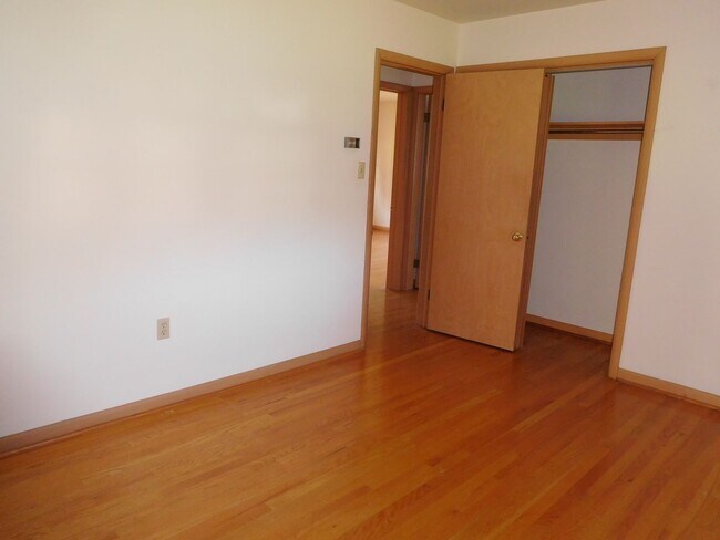 Building Photo - 9083 Meadowbrook Cir