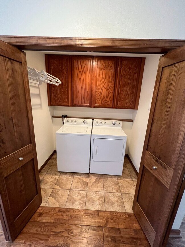 Building Photo - 409 S Broadway Ave