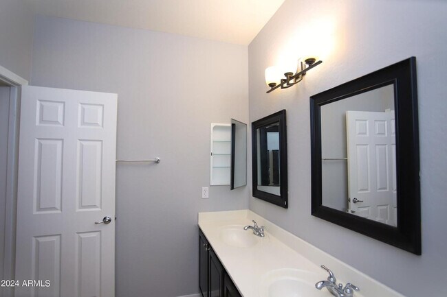 Building Photo - 2840 S Miller Dr