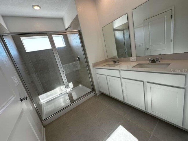 Building Photo - 2742 Skyline Lp