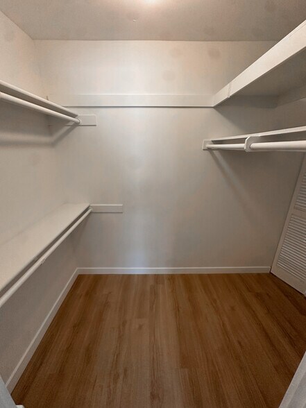 Building Photo - 3200 La Rotonda Dr