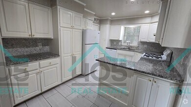 Building Photo - 3 Bedroom MWC w/Flex room!