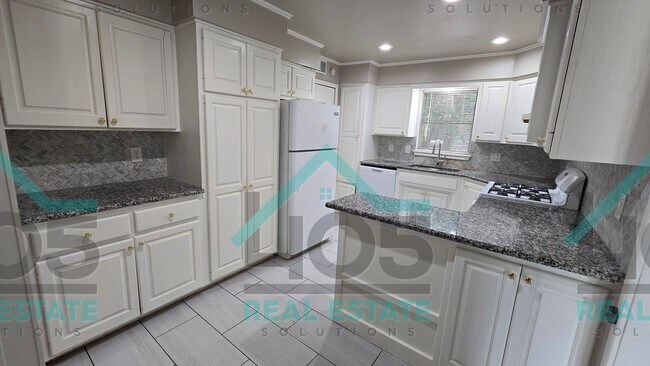 Primary Photo - 3 Bedroom MWC w/Flex room!
