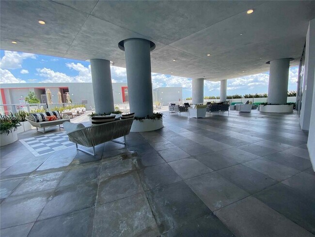 Building Photo - 2000 Metropica Wy