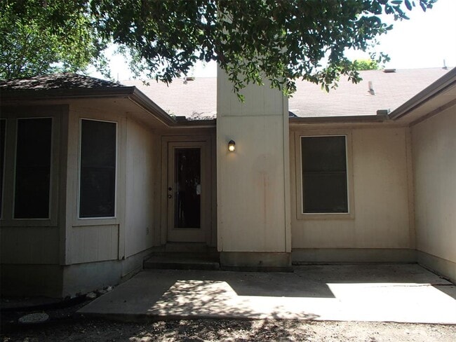 Building Photo - 208 Juniper Dr