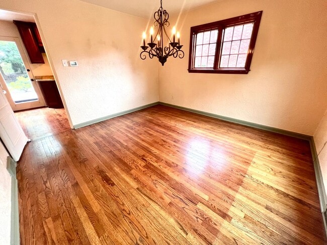 Building Photo - Pittsburgh - 3 Bedroom 1.5 Bathroom - Stunning Home