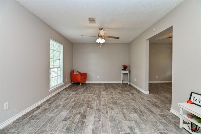 Building Photo - 6208 Vinewood Ln