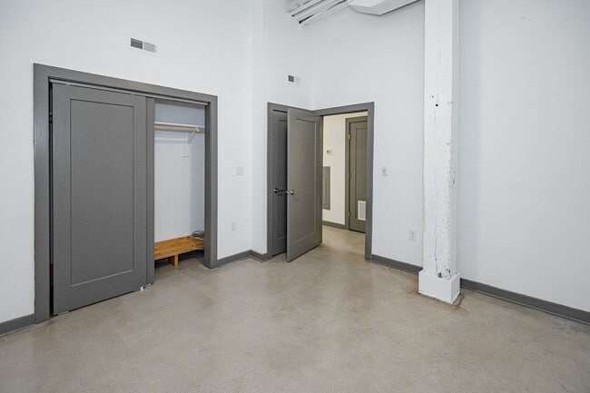 Building Photo - Downstairs Flat by Bike Rack with Washer &...