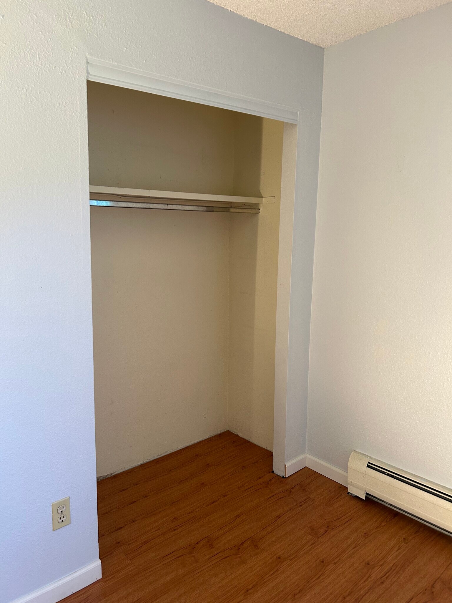 Building Photo - 1350 Golden Cir