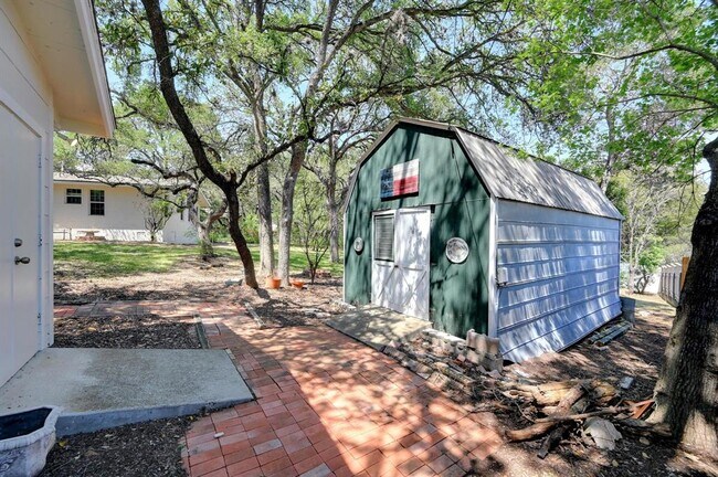 Building Photo - 922 Oak Ln