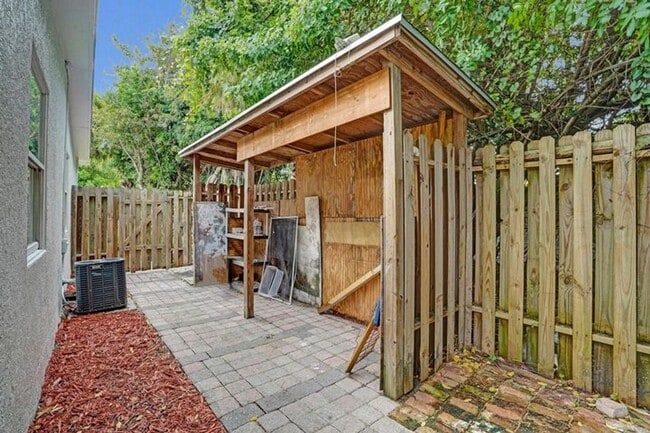 Building Photo - 1205 S Lake Dr