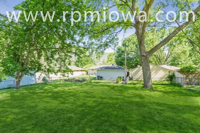 Building Photo - WELCOME HOME!! 3 Bedroom, 1 Bath Home in Des Moines