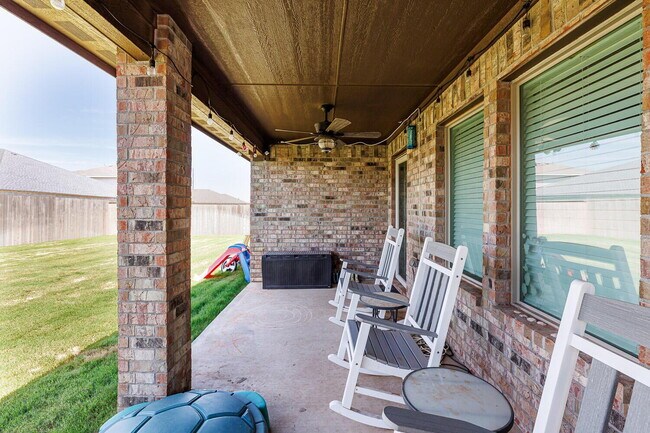 Building Photo - Spacious 4 Bed, 2 Bath Home in Abbey Glen w/ Liberty High School Feeder Pattern!