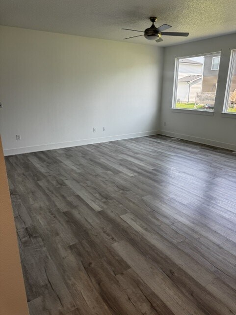 Building Photo - 619 NE Oak Ridge Dr