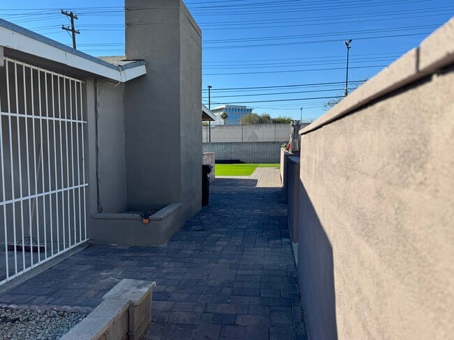 Building Photo - 2241 N Carroll St