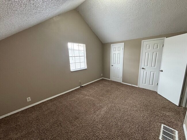 Building Photo - 3 bed 2 bath home