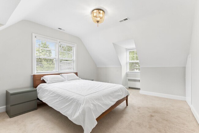 Building Photo - Fully Furnished Mid-Term Rental with Utilities Included!!