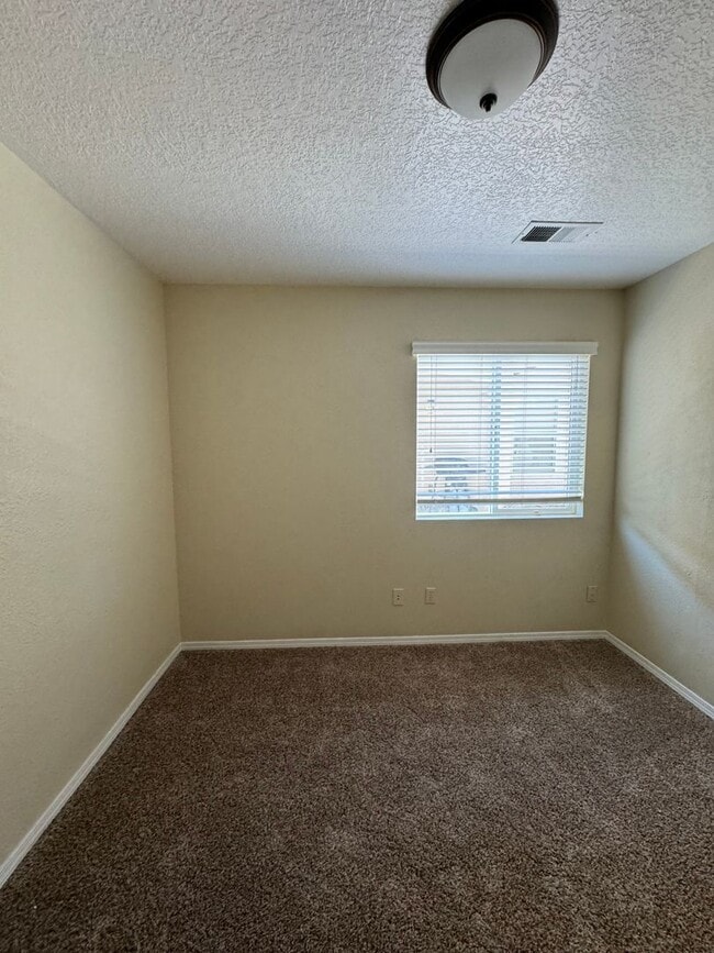 Building Photo - 3 bed 2 bath home