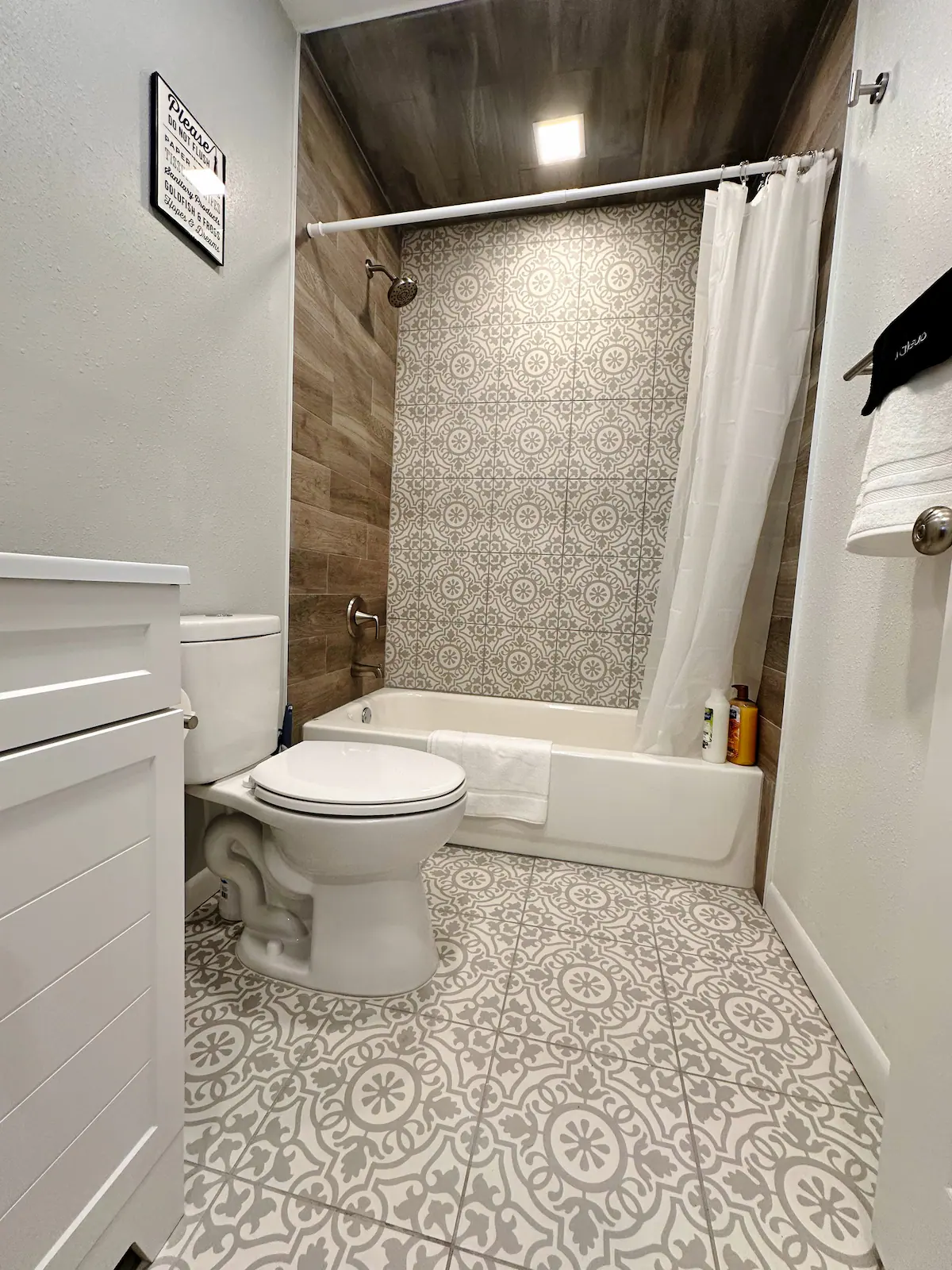 Full Bathroom - 3919 Monroe Ave