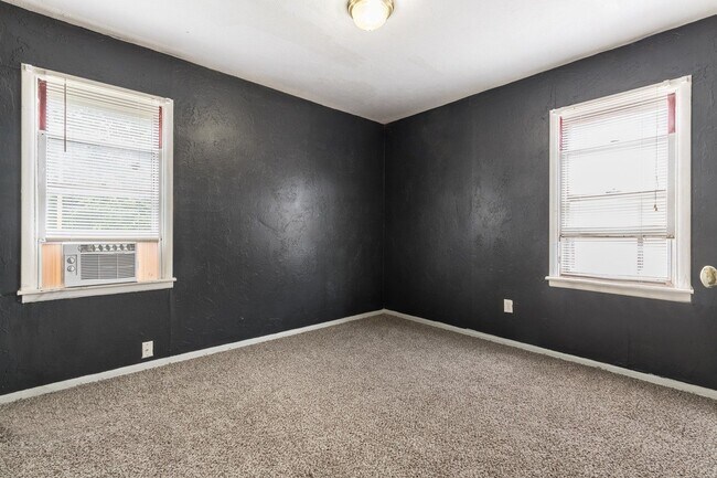 Building Photo - Lovely Home In Southwest OKC!