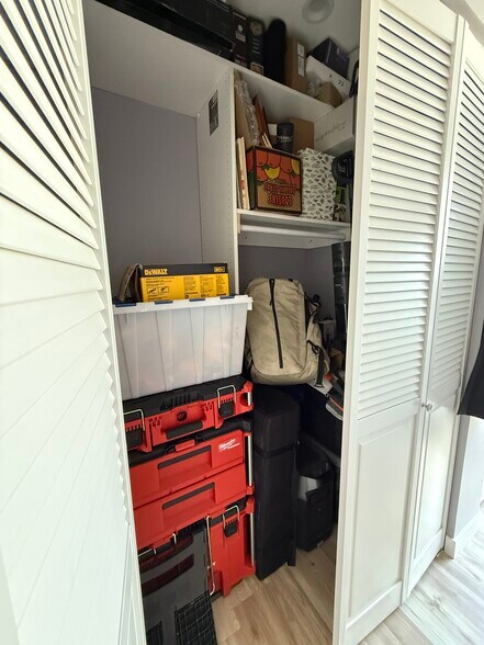 CLOSET - 474 Reims St