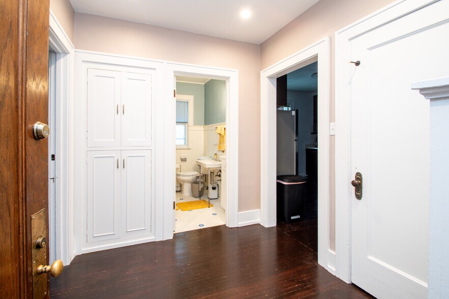 Building Photo - 1411 W Barker Ave