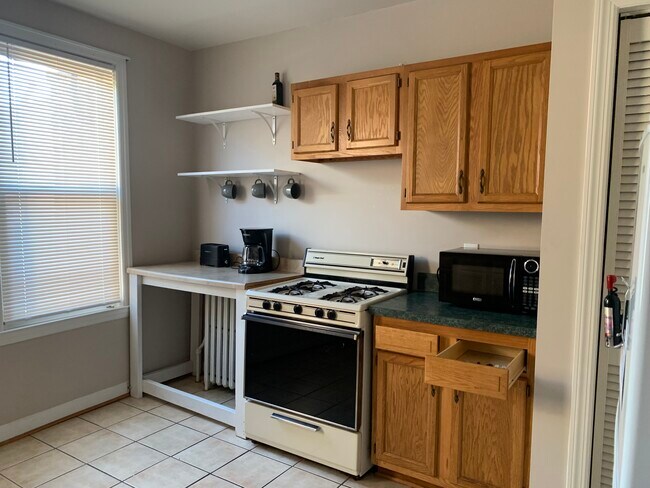 Building Photo - 1003 S Charles St