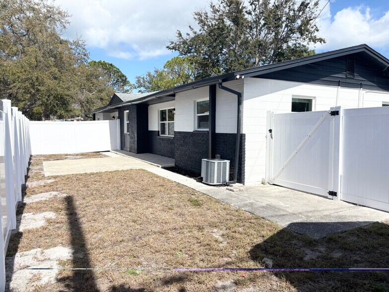 Building Photo - 510 91st Ave N