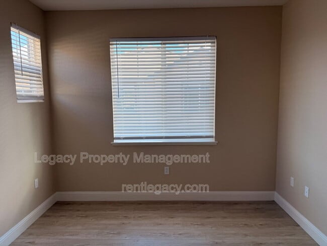 Building Photo - 3224 La Paz Dr