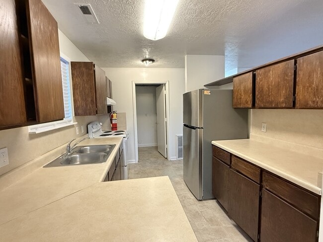 Building Photo - 966 Glendale St W