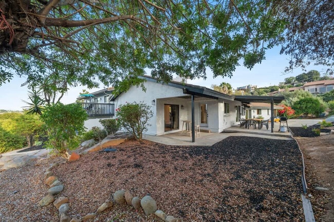 Building Photo - 5048 Bluff Pl