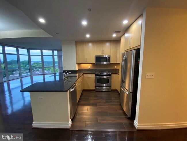 Building Photo - 8220 Crestwood Heights Dr