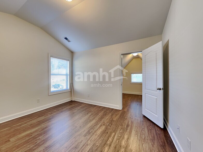 Building Photo - 110 Doral Blue Dr