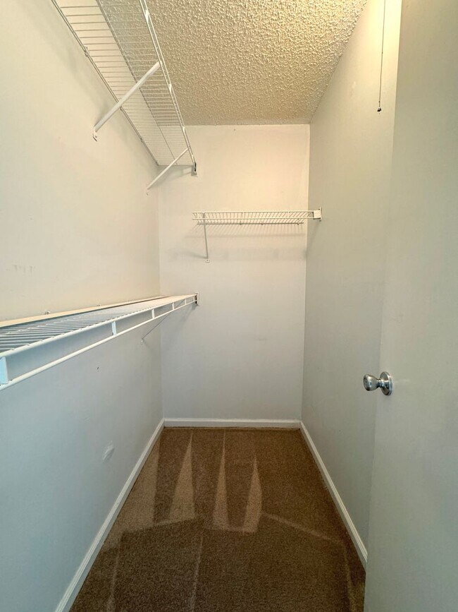Building Photo - End unit Townhome in the heart of Chesapeake! Available Late July