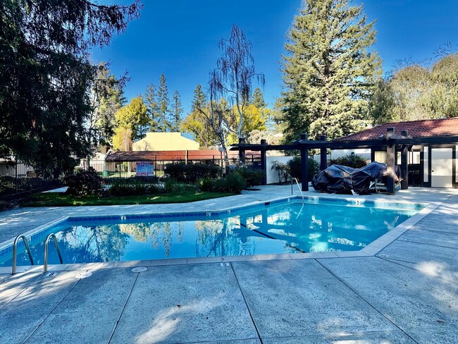 Building Photo - 2 Bedroom Upstairs Condo, Overlooking Pool...