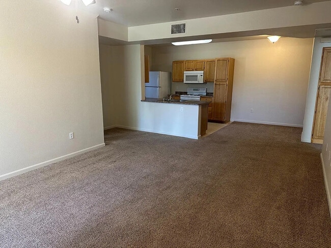 Building Photo - Beautiful 2 Bedroom 2 Bathroom Condo in Ro...