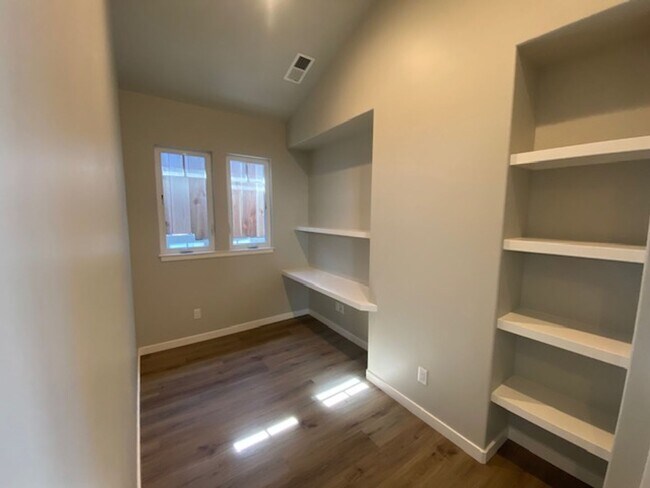 Building Photo - Pacific Grove Cottage!