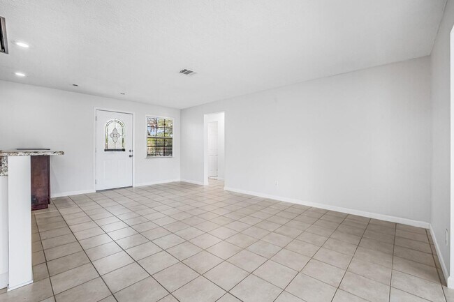 Building Photo - 312 Tallahassee Dr NE