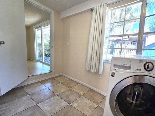 Building Photo - 309 Lakedale Dr