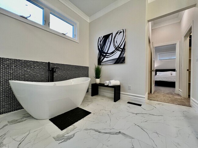 Building Photo - NEW, big, beautiful, Executive Home Libert...