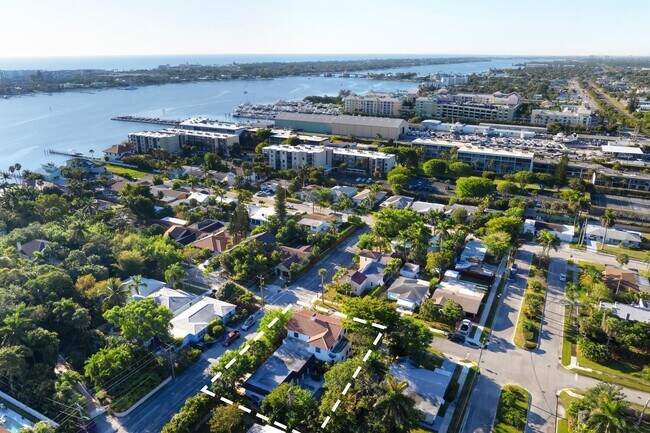 Building Photo - 1629 S Lakeside Dr