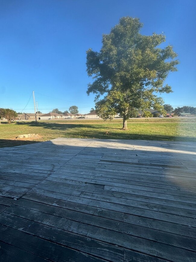 Building Photo - 3 Bedroom / 2 Bath with plenty of space. T...