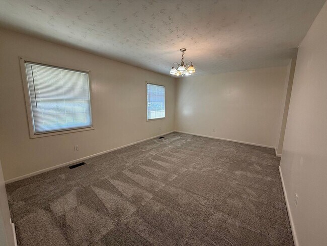 Building Photo - 3 Bedroom 2 Bathroom