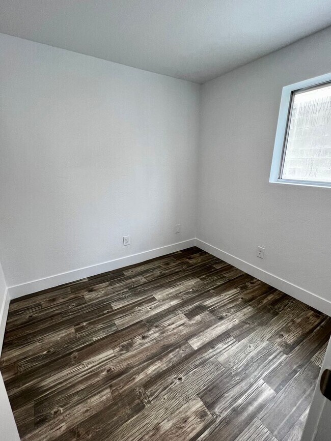 Building Photo - Beautiful remodeled 5 bed 2 bath home