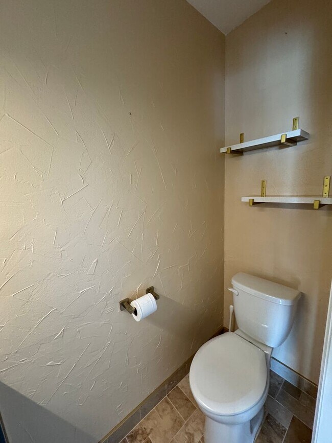 Building Photo - 5 Bedroom Home in Broadmoor Bluffs